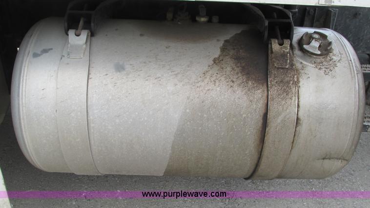 image for item I3044 2000 Peterbilt 377 semi truck