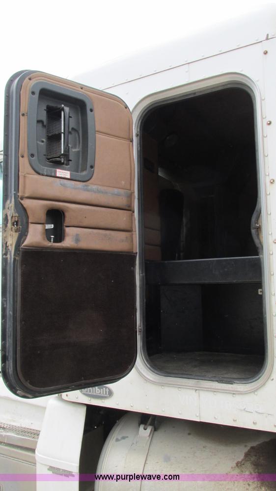 image for item I3044 2000 Peterbilt 377 semi truck