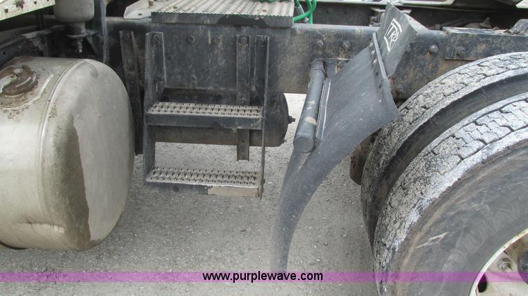 image for item I3044 2000 Peterbilt 377 semi truck