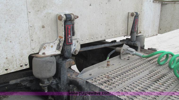 image for item I3044 2000 Peterbilt 377 semi truck