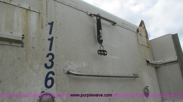 image for item I3044 2000 Peterbilt 377 semi truck