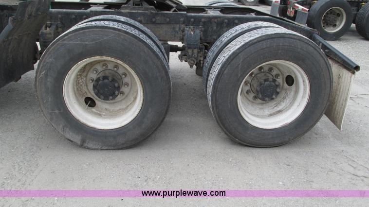 image for item I3044 2000 Peterbilt 377 semi truck