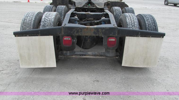 image for item I3044 2000 Peterbilt 377 semi truck