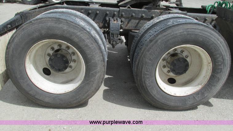 image for item I3044 2000 Peterbilt 377 semi truck