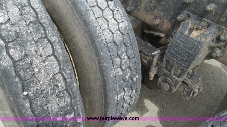 image for item I3044 2000 Peterbilt 377 semi truck