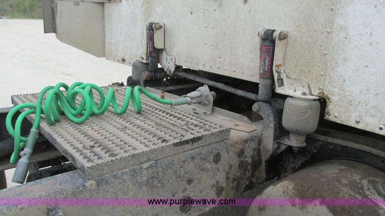 image for item I3044 2000 Peterbilt 377 semi truck