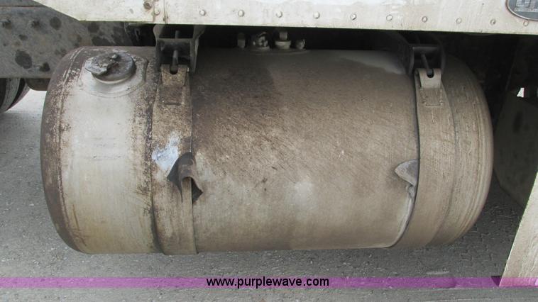 image for item I3044 2000 Peterbilt 377 semi truck