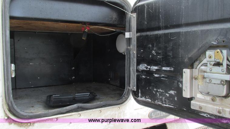 image for item I3044 2000 Peterbilt 377 semi truck