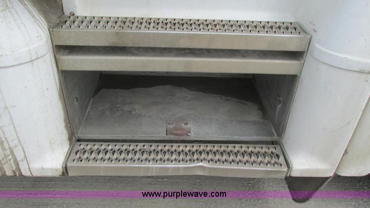 image for item I3044 2000 Peterbilt 377 semi truck