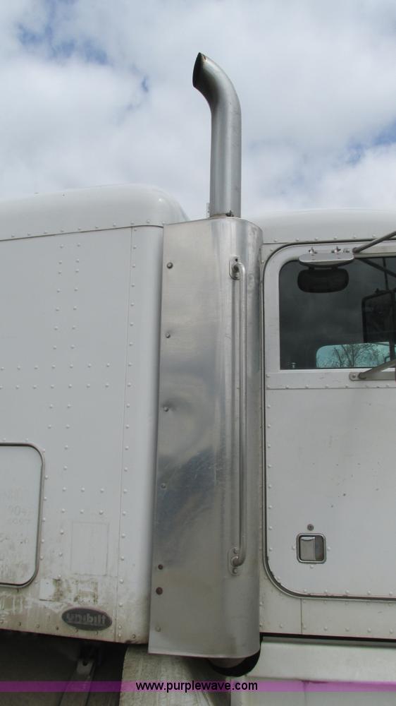 image for item I3044 2000 Peterbilt 377 semi truck