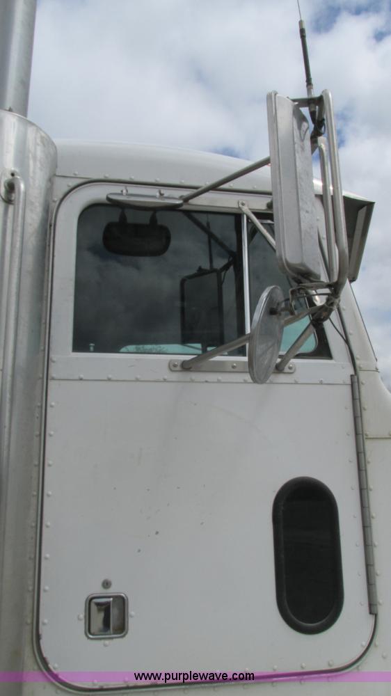image for item I3044 2000 Peterbilt 377 semi truck