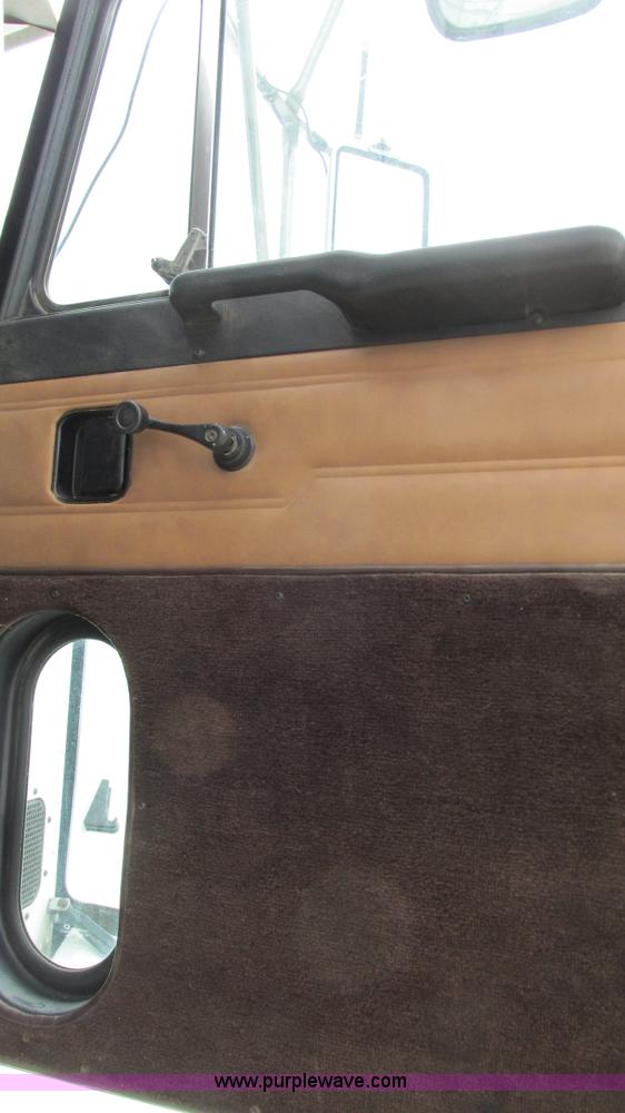 image for item I3044 2000 Peterbilt 377 semi truck