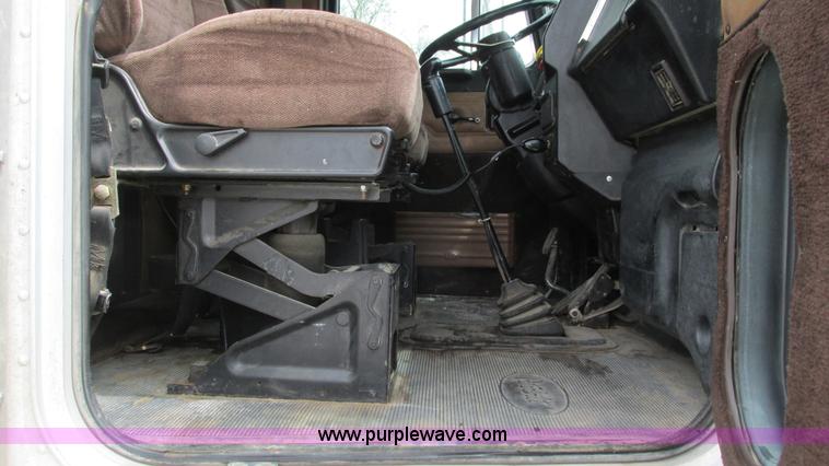 image for item I3044 2000 Peterbilt 377 semi truck