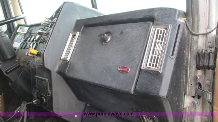 image for item I3044 2000 Peterbilt 377 semi truck