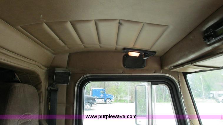 image for item I3044 2000 Peterbilt 377 semi truck