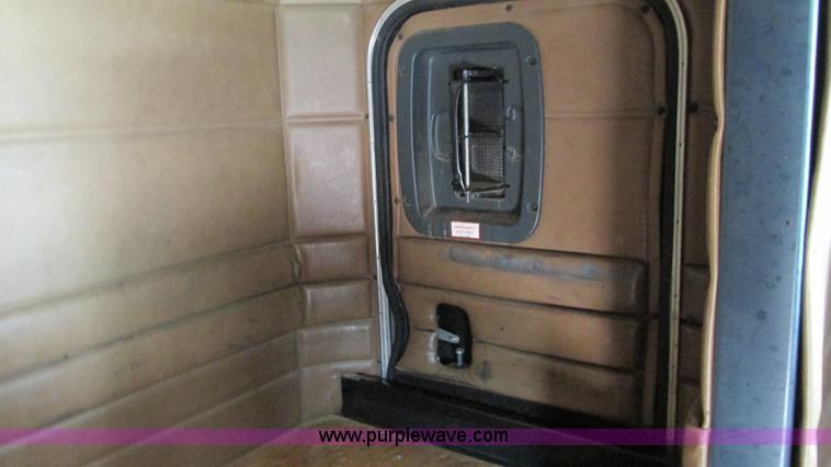 image for item I3044 2000 Peterbilt 377 semi truck