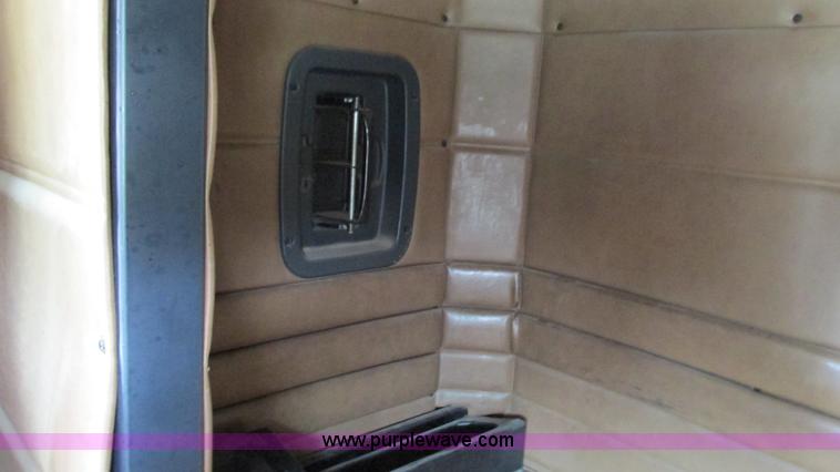 image for item I3044 2000 Peterbilt 377 semi truck