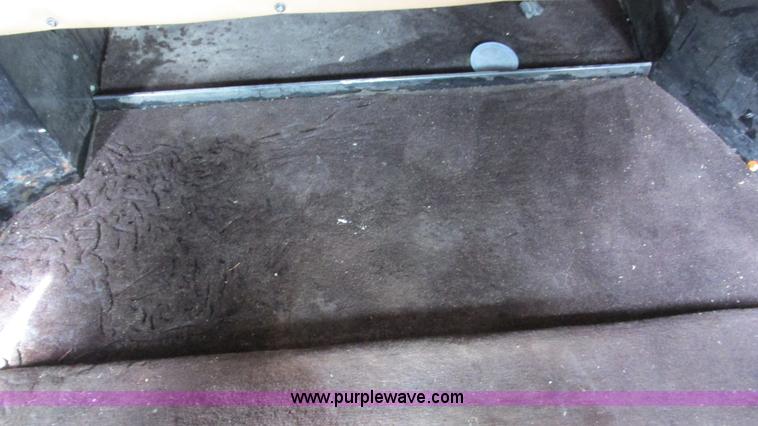 image for item I3044 2000 Peterbilt 377 semi truck