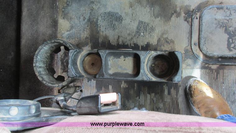 image for item I3044 2000 Peterbilt 377 semi truck