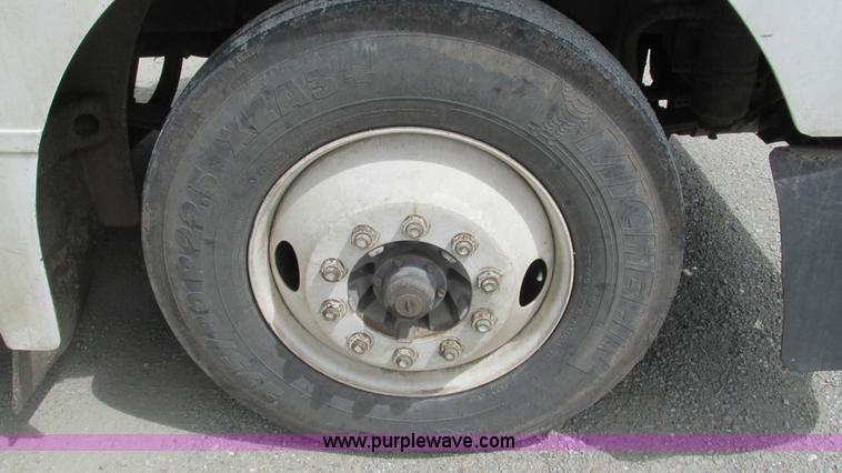 image for item I3044 2000 Peterbilt 377 semi truck