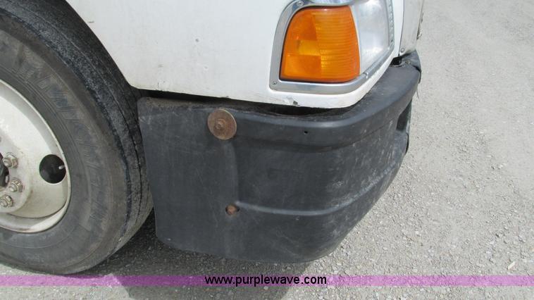 image for item I3044 2000 Peterbilt 377 semi truck