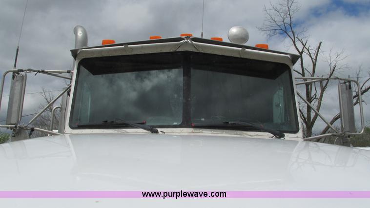 image for item I3044 2000 Peterbilt 377 semi truck