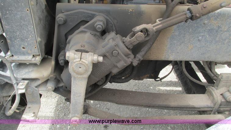 image for item I3044 2000 Peterbilt 377 semi truck