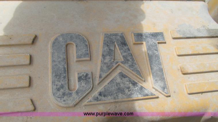 image for item I3044 2000 Peterbilt 377 semi truck