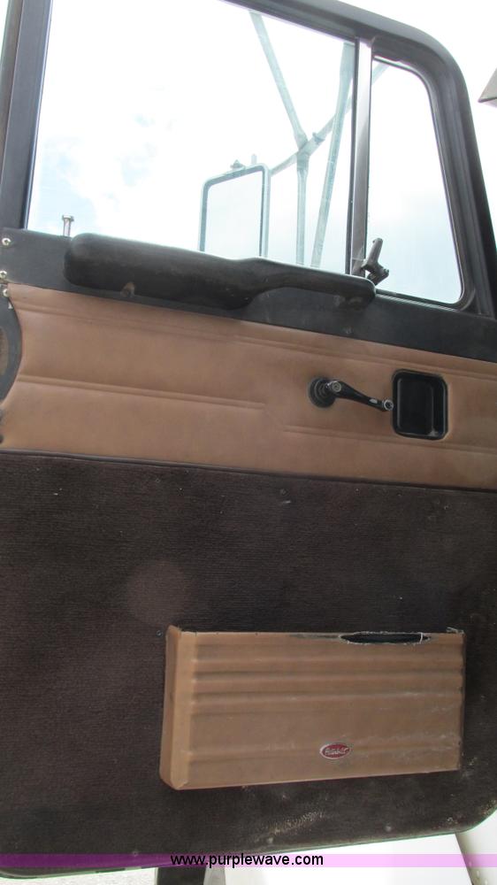 image for item I3044 2000 Peterbilt 377 semi truck