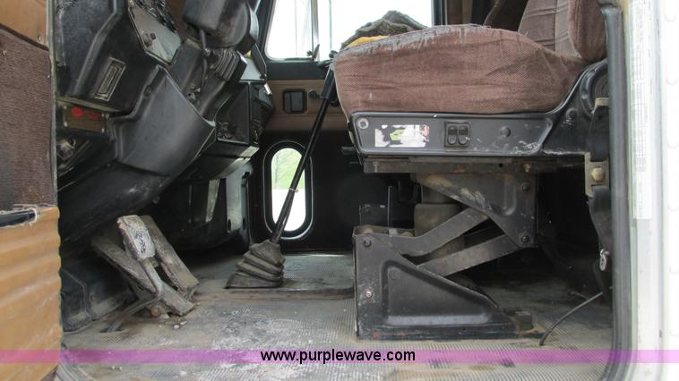 image for item I3044 2000 Peterbilt 377 semi truck