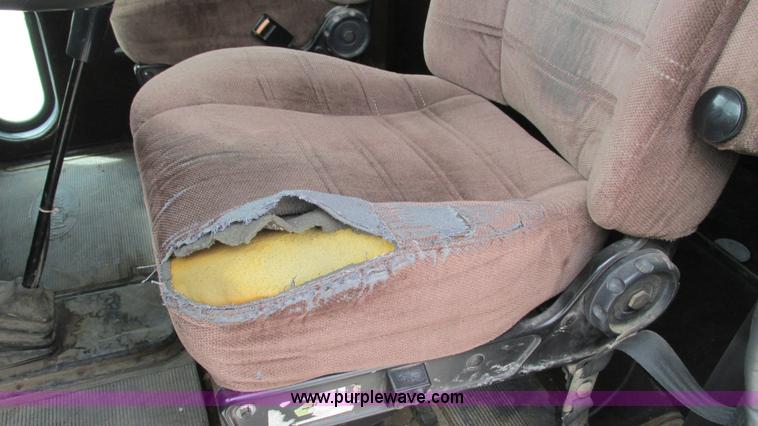 image for item I3044 2000 Peterbilt 377 semi truck