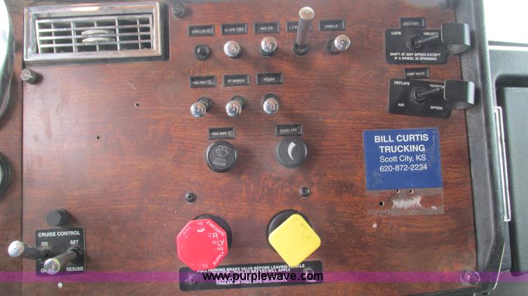 image for item I3044 2000 Peterbilt 377 semi truck