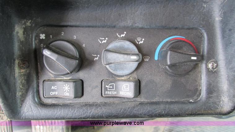 image for item I3044 2000 Peterbilt 377 semi truck