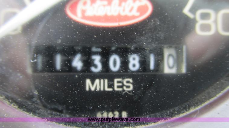 image for item I3044 2000 Peterbilt 377 semi truck