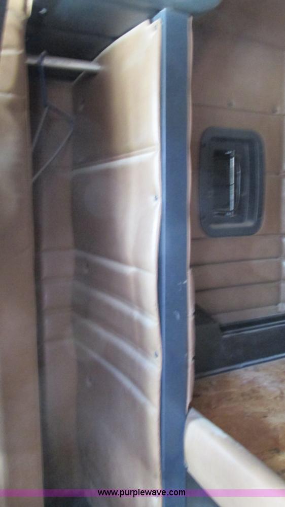 image for item I3044 2000 Peterbilt 377 semi truck