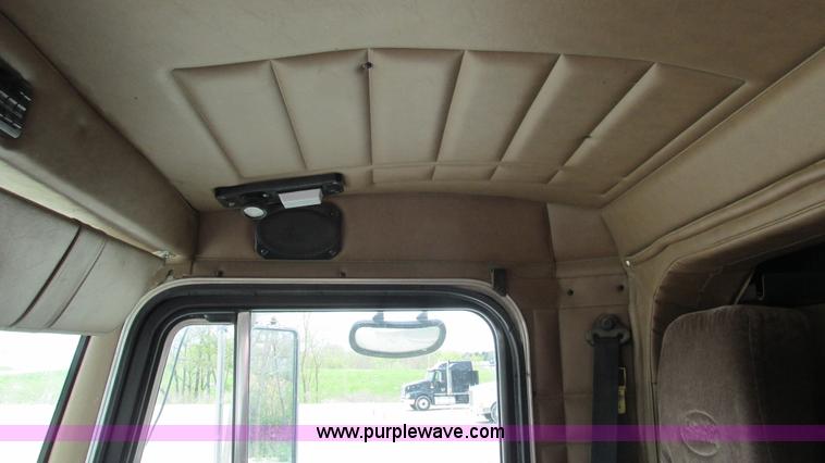 image for item I3044 2000 Peterbilt 377 semi truck