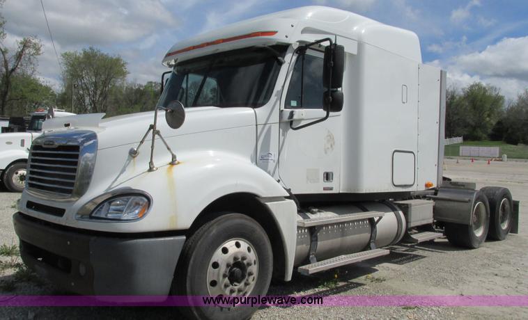 image for item I3045 2005 Freightliner Columbia semi truck