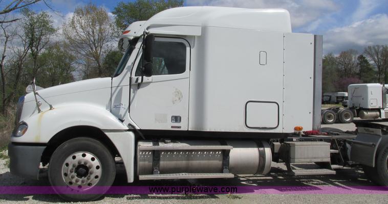 image for item I3045 2005 Freightliner Columbia semi truck