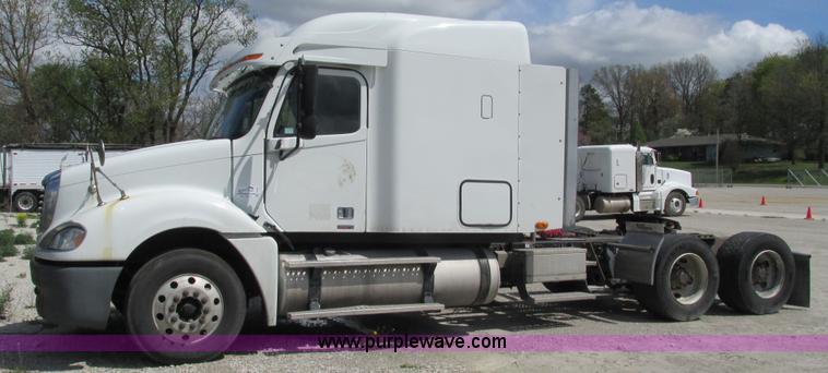 image for item I3045 2005 Freightliner Columbia semi truck