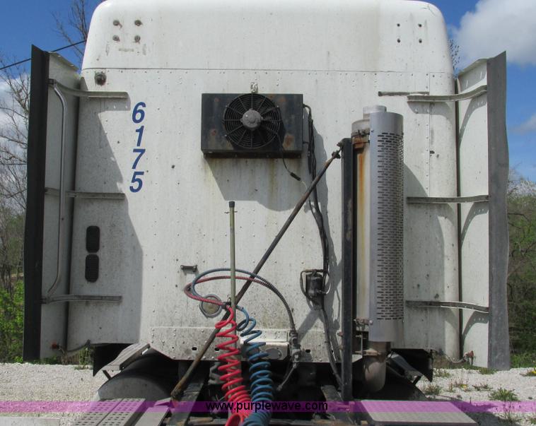 image for item I3045 2005 Freightliner Columbia semi truck