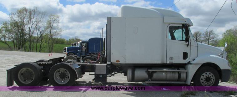 image for item I3045 2005 Freightliner Columbia semi truck