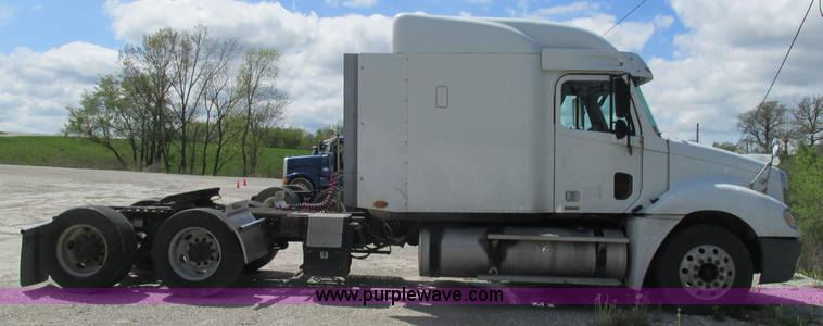 image for item I3045 2005 Freightliner Columbia semi truck