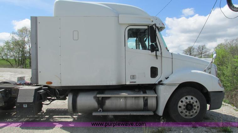 image for item I3045 2005 Freightliner Columbia semi truck