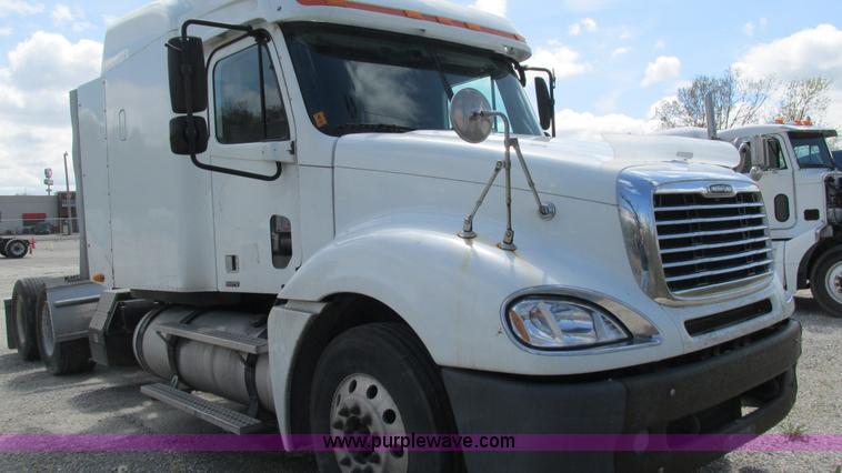 image for item I3045 2005 Freightliner Columbia semi truck
