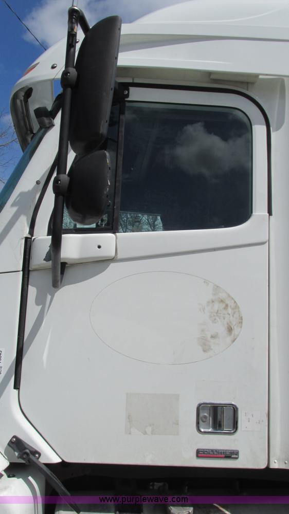image for item I3045 2005 Freightliner Columbia semi truck