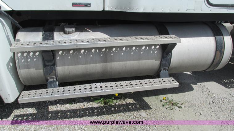 image for item I3045 2005 Freightliner Columbia semi truck