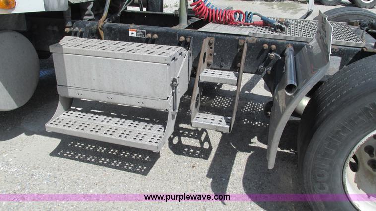 image for item I3045 2005 Freightliner Columbia semi truck