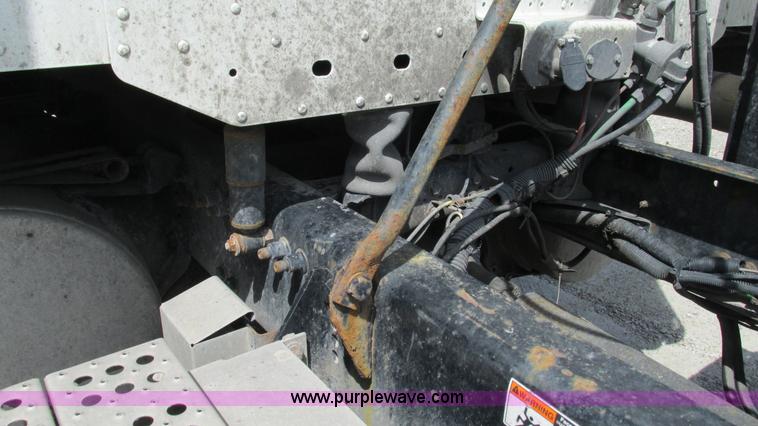 image for item I3045 2005 Freightliner Columbia semi truck