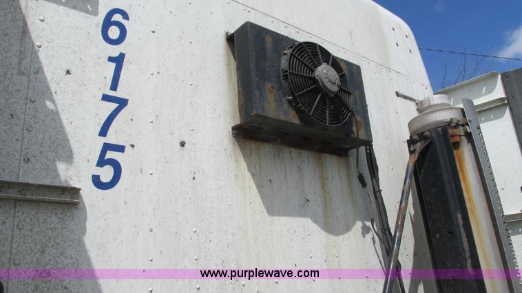 image for item I3045 2005 Freightliner Columbia semi truck