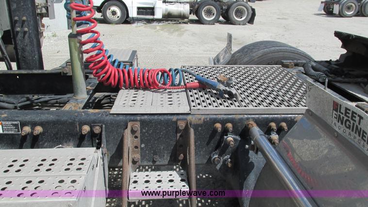 image for item I3045 2005 Freightliner Columbia semi truck